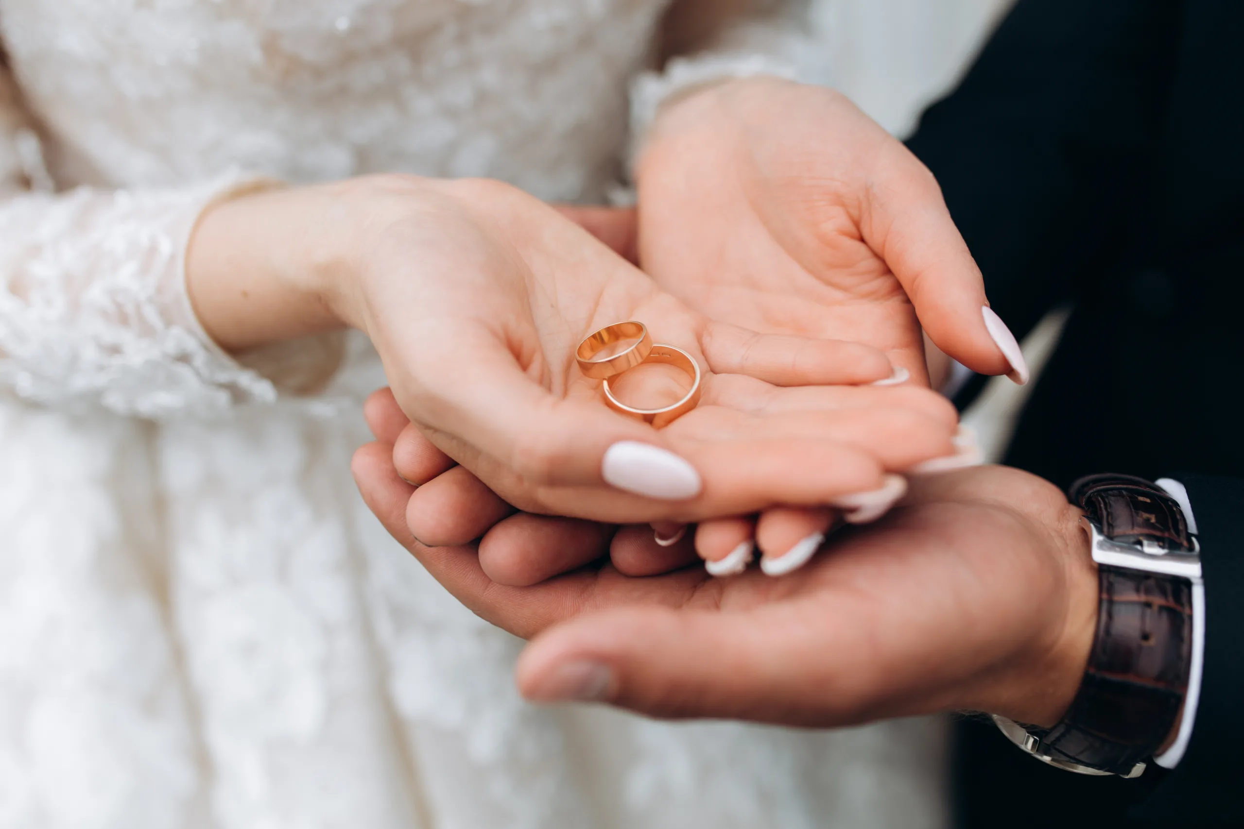 immagine sposi con anelli